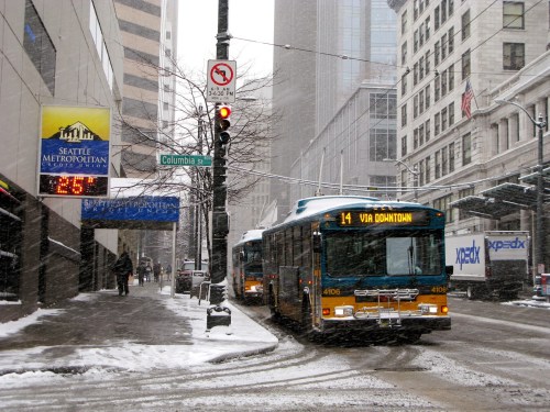 2742e-seattle_trolleybuses_in_snow_downtown_in_2008